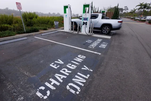 ẢNH TƯ LIỆU: Các trụ sạc xe điện của Electrify America tại bãi đỗ xe của một trung tâm thương mại ở Oceanside, California, Hoa Kỳ, ngày 19 tháng 10 năm 2023. REUTERS/Mike Blake/Ảnh tư liệu