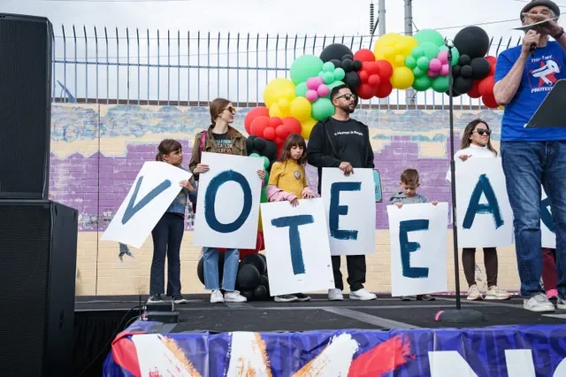 Personas congregadas en Grant Park para una concentración de «Sin Reyes» para promover el voto anticipado el 17 de octubre de 2026, en Phoenix, Arizona.