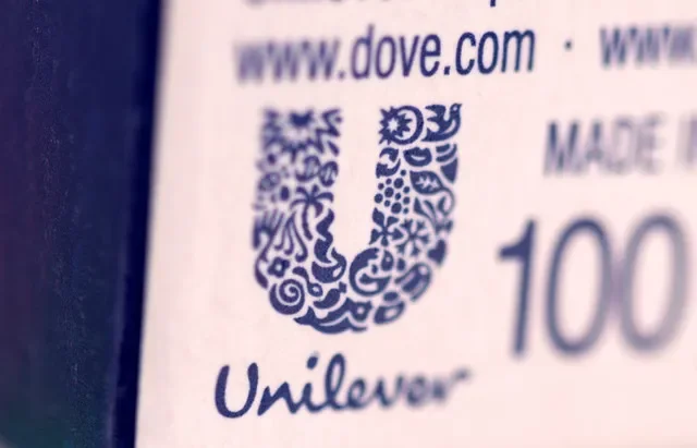 在這張拍攝於2022年1月17日的插圖中,Unilever標誌出現在Dove香皂盒上。REUTERS/達多·魯維奇/插圖