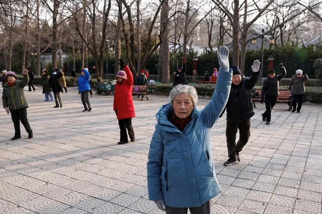 資料照片:2024年1月16日,中國北京,長者在公園跳舞。REUTERS/Tingshu Wang/File Photo