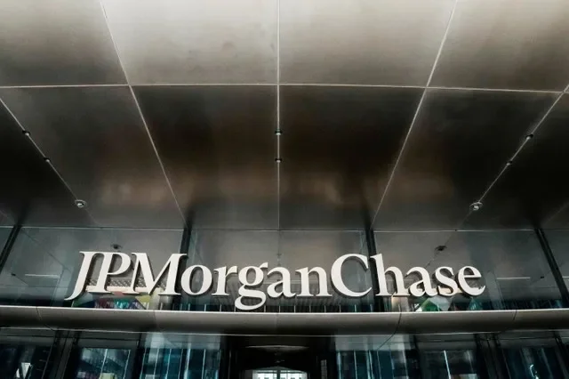 資料圖片:2026年4月1日,美國紐約市,JPMorgan Chase & Co.總部入口之一的公司標誌。