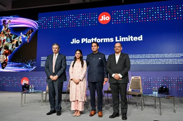Uday Kotak, fundador e diretor não executivo do Kotak Mahindra Bank; Isha Ambani, diretora não executiva da Jio Platforms Ltd.; Akash Ambani, presidente da Reliance Jio Infocomm Ltd. e diretor da Reliance Retail Ventures Ltd.; e Pankaj Pawar, diretor-presidente da Jio Platforms Ltd., posam para foto durante coletiva de imprensa sobre o IPO da Jio Platforms Ltd. em Mumbai, Índia, em 15 de outubro de 2026.