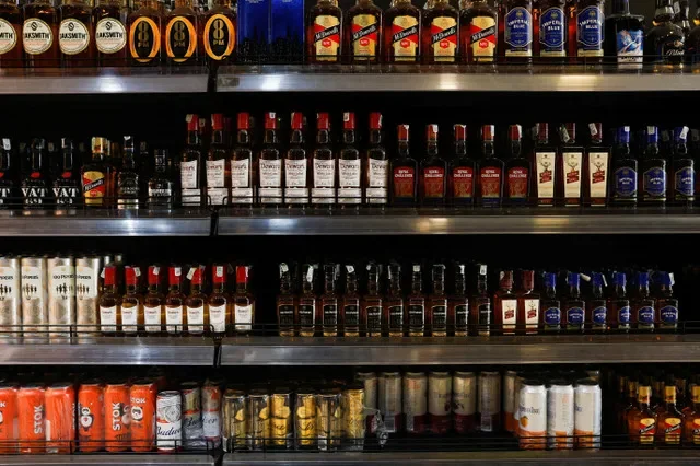 資料圖片:2026年1月20日,印度班加羅爾一家酒類專賣店貨架上陳列的酒精飲料。路透社/普里揚舒·辛格/資料圖片