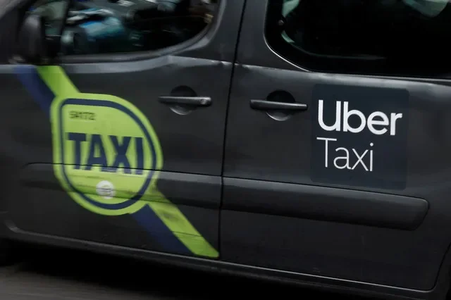 El logotipo de Uber se observa en el lateral de un taxi en Dublín, Irlanda, el 29 de junio de 2025. REUTERS/Clodagh Kilcoyne