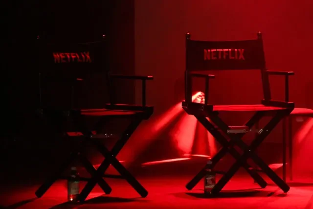 資料照片:2025年10月31日,義大利盧卡,帶有Netflix標誌的兩張導演椅擺放在舞台上。路透社/克勞蒂亞·葛雷柯/資料照片