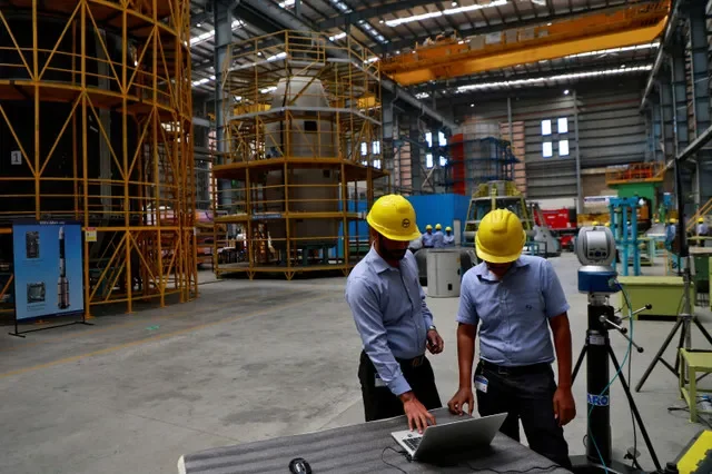 2025年2月26日,印度哥印拜陀郊外的 Larsen & Toubro 精密製造與系統園區生產設施內,員工正在筆記型電腦前核對檢驗結果。REUTERS/希瓦拉姆·V