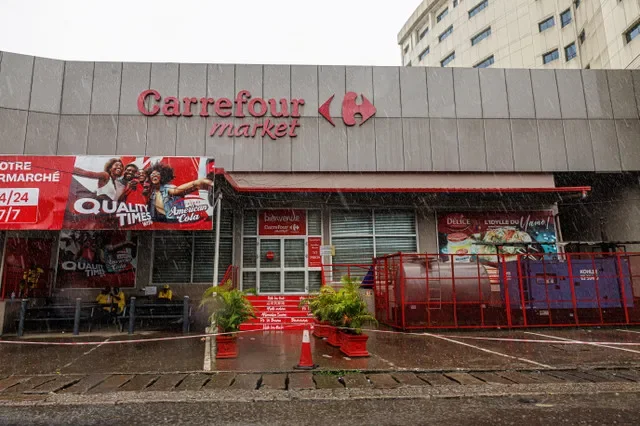 Agentes de segurança vigiam um supermercado Carrefour fechado, enquanto a oposição rejeita a vitória eleitoral do presidente Paul Biya e alega fraude, em meio a protestos violentos, em Duala, Camarões, em 28 de outubro de 2025. REUTERS/Zohra Bensemra