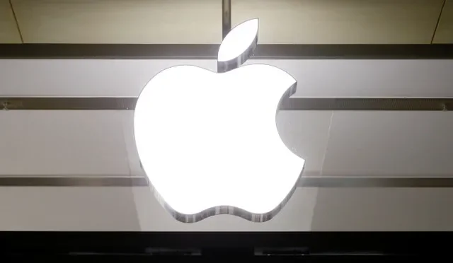 โลโก้ของ Apple บริษัทเทคโนโลยีสัญชาติสหรัฐฯ ที่สำนักงานสาขาในเมืองบาเซิล ประเทศสวิตเซอร์แลนด์ เมื่อวันที่ 2 มีนาคม 2020 REUTERS/อาร์นด์ วีกมันน์