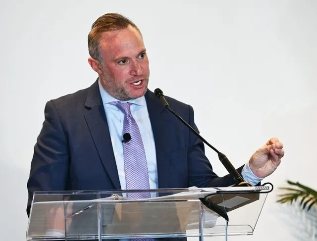 Jared Fleisher, CEO da Bedrock, anuncia que Dan Gilbert, fundador e presidente do conselho da Rocket Companies e da Bedrock, comprometerá US$ 1 bilhão em capital de desenvolvimento para criar uma nova organização sem fins lucrativos que desenvolverá, deterá e operará o Renaissance Center em 19 de outubro de 2026, em Detroit.