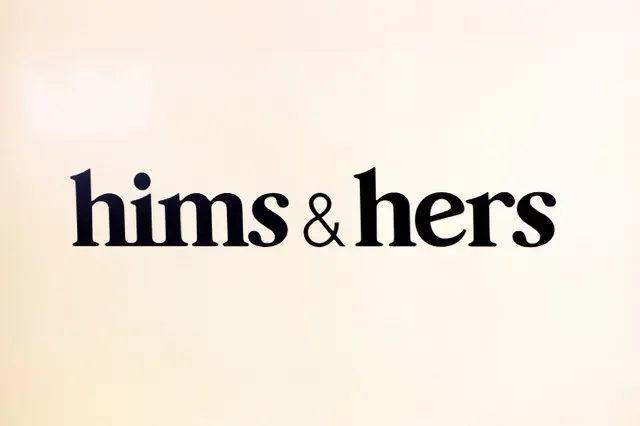 2026年8月17日,美國紐約市,紐約證券交易所(NYSE)的螢幕上顯示Hims & Hers Health, Inc.的公司標誌。REUTERS/布蘭登·麥克德米德