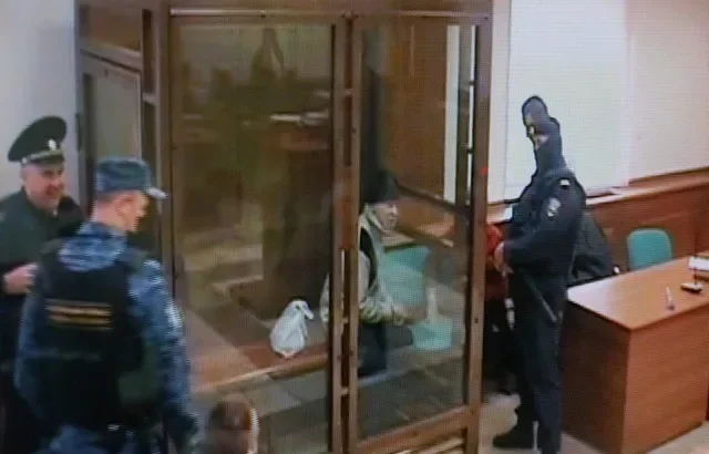 2024年10月7日、ロシア・モスクワの裁判所建物において、軍事衝突のさなかにウクライナ側でロシアと戦う傭兵として活動した罪に問われている米国市民スティーブン・ハバード氏が、審理へのビデオ中継中に画面上の被告人仕切り内に映し出されている。REUTERS/Maxim Shemetov
