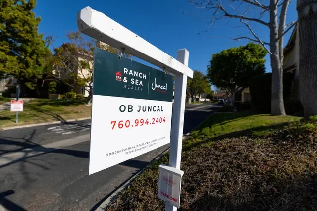 FOTO DE ARQUIVO: Placa de vende-se exibida em bairro residencial de casas unifamiliares em Encinitas, Califórnia, EUA, em 29 de janeiro de 2026. REUTERS/Mike Blake/Foto de arquivo