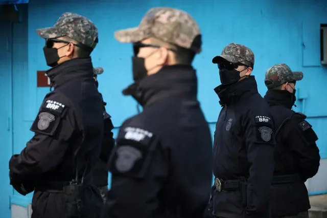 جنود كوريون جنوبيون يقفون للحراسة في قرية الهدنة بانمونجوم داخل المنطقة المنزوعة السلاح الفاصلة بين الكوريتين، كوريا الجنوبية، 7 فبراير 2023. REUTERS/كيم هونغ-جي