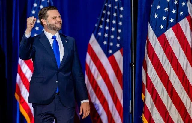 El vicepresidente JD Vance saluda a la multitud al subir al escenario en el almacén Hyder en Hendersonville el 19 de octubre de 2026.