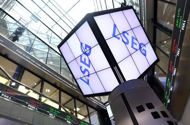 資料照片:2026年9月8日,英國倫敦帕特諾斯特廣場倫敦證券交易所集團總部內,展示在LSEG品牌立方體周圍的金融市場數據與資訊。路透社/托比·梅爾維爾/資料照片