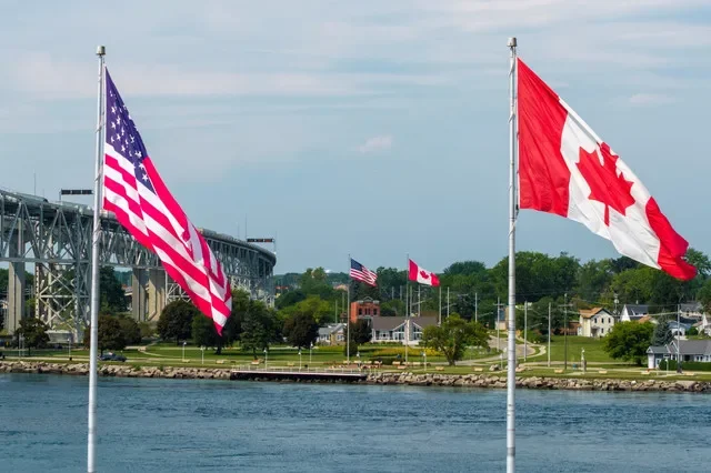 Bandeiras do Canadá e dos EUA tremulam em ambos os lados do rio St. Clair, perto da ponte Blue Water, que liga Sarnia, Ontário, e Port Huron, Michigan, em Sarnia, Ontário, Canadá, em 2 de setembro de 2026. REUTERS/Carlos Osorio