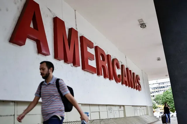 FOTO DE ARQUIVO: Pessoas caminham em frente a uma loja da Lojas Americanas em Brasília, Brasil, em 12 de janeiro de 2023. REUTRES/Ueslei Marcelino/Foto de Arquivo