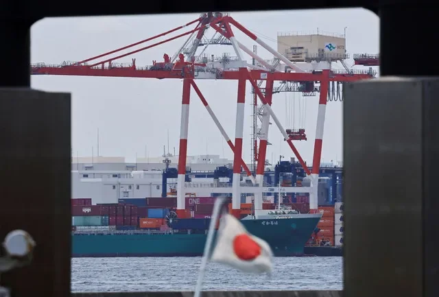 2026年8月20日,日本東京工業港口,一面日本國旗在貨運貨櫃前飄揚。REUTERS/加藤一生