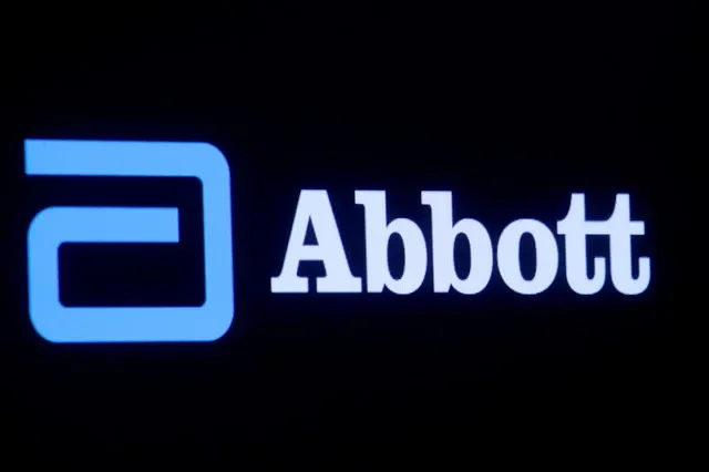 2021年10月18日,美國紐約市紐約證券交易所(NYSE)螢幕上顯示Abbott Laboratories標誌。 路透社/布蘭登·麥克德米德