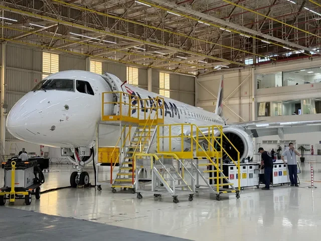 FOTO DE ARQUIVO: O Embraer E195-E2 é entregue à Latam Airlines em São José dos Campos, Brasil, em 8 de outubro de 2026. Foto tirada com celular. REUTERS/Gabriel Araujo/Foto de arquivo