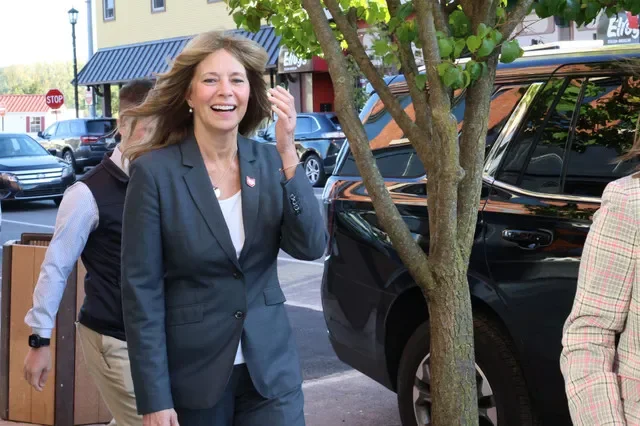 俄亥俄州民主黨州長候選人艾美·阿克頓博士於10月13日作為其「我對俄亥俄的承諾」巡迴活動的一部分,在弗里蒙特的 Outpour Coffee 停留並與當地企業舉行圓桌會議,期間探討了燃油、醫療保健及能源成本。