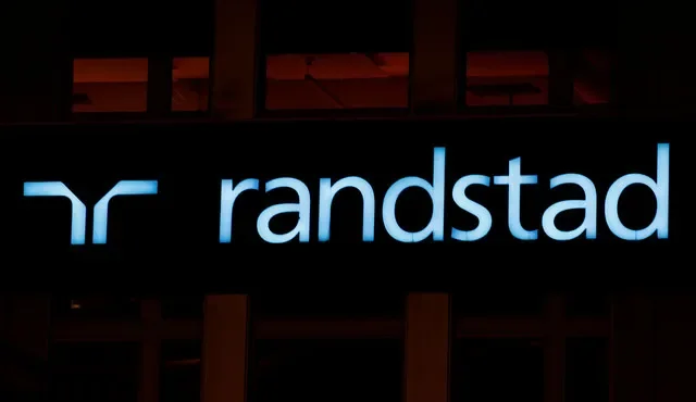2018年10月2日,瑞士蘇黎世一棟辦公大樓上展示的人力資源服務商Randstad標誌。路透社/阿恩德·威格曼