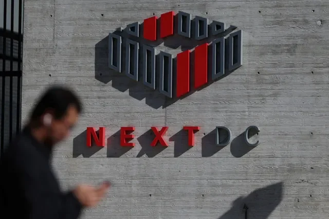 ชายคนหนึ่งเดินผ่านศูนย์ข้อมูล NextDC S3 ในซิดนีย์ ประเทศออสเตรเลีย เมื่อวันที่ 22 มิถุนายน 2026 รอยเตอร์/ฮอลลี แอดัมส์
