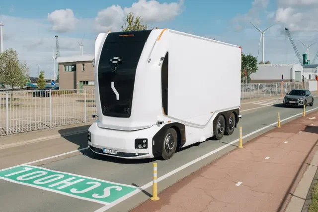 Un camión autónomo eléctrico de Einride circula por una vía pública durante una demostración en el Puerto de Amberes-Brujas, en Amberes, Bélgica, en septiembre de 2025, en esta foto de distribución obtenida por Reuters el 25 de noviembre de 2025. Einride/Handout vía REUTERS