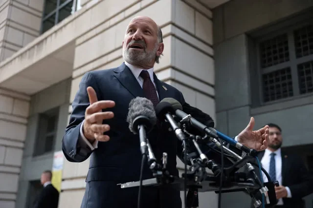 El secretario de Comercio de Estados Unidos, Howard Lutnick, habla con los medios de comunicación frente al Tribunal de Distrito de EE. UU. en Washington, D.C., Estados Unidos, el 27 de agosto de 2026. REUTERS/Evelyn Hockstein/Foto de archivo