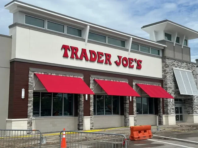 A terceira loja de alimentos da Trader Joe's no condado de Sarasota será inaugurada em breve em 8199 S. Tamiami Trail, Unit 100, do outro lado da Beneva Road, em frente ao antigo local do Sarasota Square Mall. Fotografado na terça-feira, 29 de setembro de 2026.