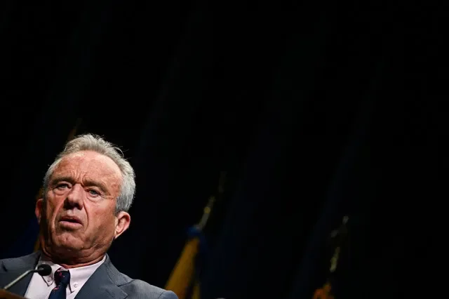 Bộ trưởng Y tế và Dịch vụ Nhân sinh Hoa Kỳ Robert F. Kennedy Jr. phát biểu tại buổi họp báo công bố các biện pháp mới nhằm chống gian lận, lãng phí và lạm dụng trong các chương trình y tế liên bang, tại Washington, D.C., Hoa Kỳ, ngày 14 tháng 10 năm 2026. REUTERS/Annabelle Gordon