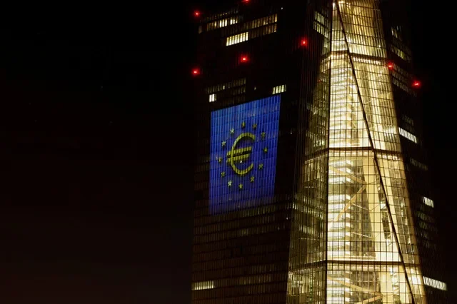 資料圖片:2025年12月30日,德國法蘭克福歐洲中央銀行(ECB)總部外牆亮燈。REUTERS/海科·貝克爾/資料圖片