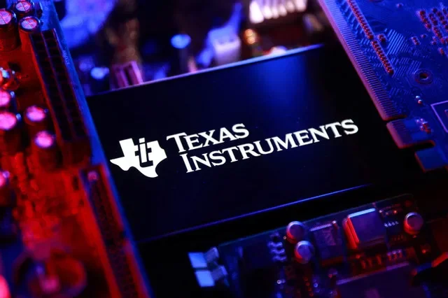 ภาพแฟ้ม: โลโก้ Texas Instruments และแผงวงจรหลักคอมพิวเตอร์ปรากฏในภาพประกอบนี้ ถ่ายเมื่อวันที่ 25 สิงหาคม 2025 REUTERS/ดาโด้ รูวิช/ภาพประกอบ/ภาพแฟ้ม
