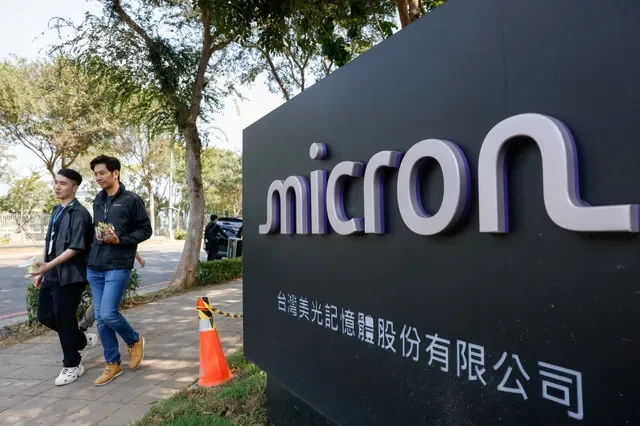 FOTO DE ARQUIVO: O logotipo da Micron é exibido em frente às recém-inauguradas instalações de Montagem e Teste Avançados de Taiwan 2 da empresa em Taichung, Taiwan, em 15 de outubro de 2026. REUTERS/Ann Wang/Foto de arquivo