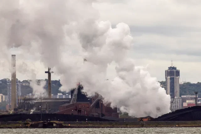 資料照片:2026年8月24日,加拿大安大略省漢密爾頓,Cleveland-Cliffs 旗下的 Stelco Hamilton Works 鋼鐵廠冒出濃煙。