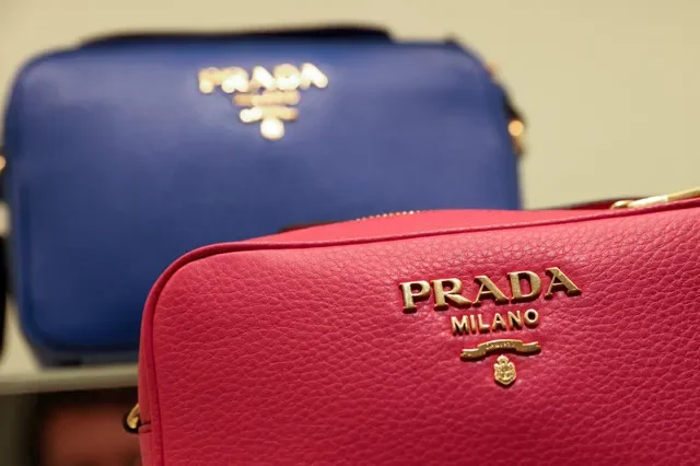Produtos da Prada em sua loja no Woodbury Common Premium Outlets em Central Valley, Nova York, Estados Unidos, em 15 de fevereiro de 2022. REUTERS/Andrew Kelly