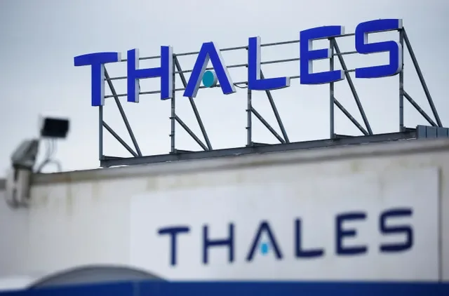 資料圖片:2022年3月14日,法國布雷斯特,Thales公司大樓上的公司標誌。路透/斯特凡·馬埃