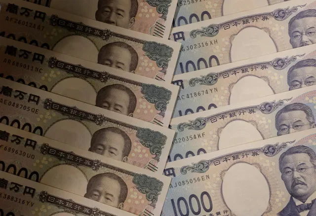 2026年10月20日拍攝的插圖中展示的日本10,000日圓和1,000日圓紙幣。路透社/金敬勳