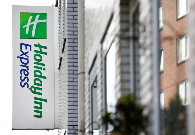 2024年5月2日,荷蘭阿納姆 Holiday Inn Express 酒店前的標誌。路透社/皮羅斯卡·范德沃夫