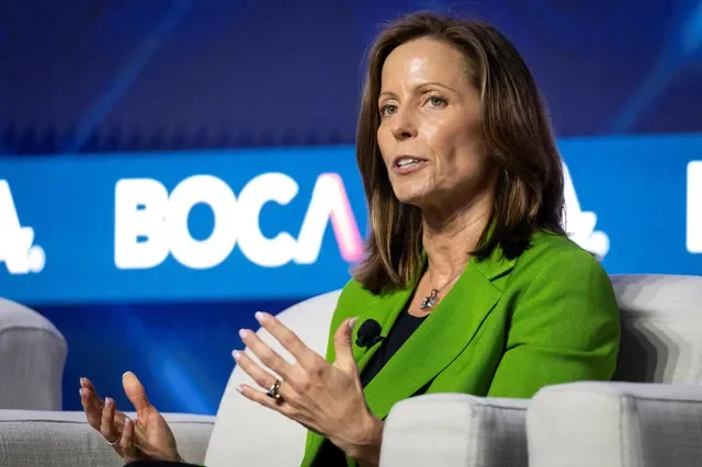 ẢNH TƯ LIỆU: Chủ tịch kiêm CEO Nasdaq Adena Friedman phát biểu tại Hội nghị Thị trường Thanh toán bù trừ Toàn cầu FIA Boca 2026, ở Boca Raton, Florida, Hoa Kỳ, ngày 10 tháng 3 năm 2026. REUTERS/Marco Bello/Ảnh Tư liệu