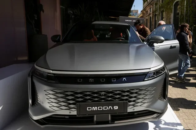 عرض سيارة الدفع الرباعي Omoda 9 خلال فعالية لشركة صناعة السيارات الصينية Chery أثناء أسبوع التصميم في ميلانو، إيطاليا في 7 أبريل 2025. REUTERS/كلاوديا غريكو