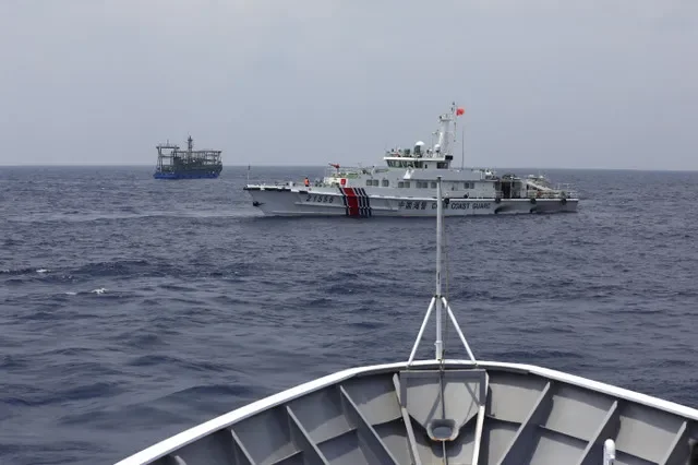 2023年10月4日,中國海警船在南海攔截一艘為駐守在擱淺軍艦上的菲律賓士兵執行補給任務的菲律賓海岸警衛隊船隻。路透社/阿德里安·波圖加爾/資料圖片