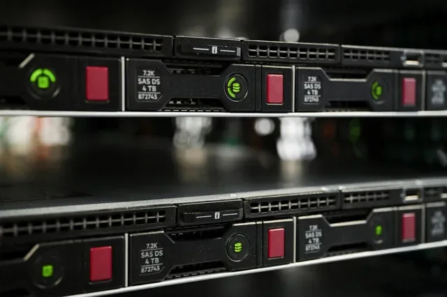 コンピュータサーバーのハードディスクドライブ。PHPが重大な修正を準備する間、ウェブサイトが停止する可能性があるとサイバー機関が警告する中。ドイツ・ベルリン、2026年10月21日。ロイター/アンネグレート・ヒルゼ