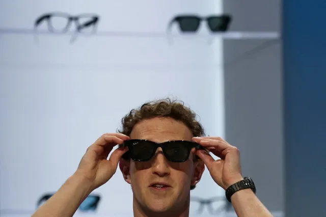 FILE PHOTO: Meta CEO Mark Zuckerberg tries on Meta smart glasses during the Meta Connect event at the company's headquarters in Menlo Park, California, U.S., September 23, 2026. REUTERS/Carlos Barria/File Photo