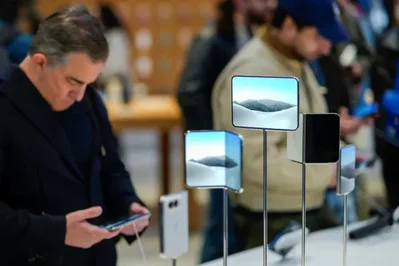 iPhone gập đầu tiên của Apple lên kệ toàn cầu