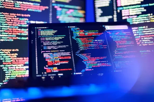 يظهر رمز برمجي للكمبيوتر على شاشات متعددة في هذا الرسم التوضيحي الملتقط في 22 أكتوبر 2026. رويترز/دادو روفيتش/رسم توضيحي