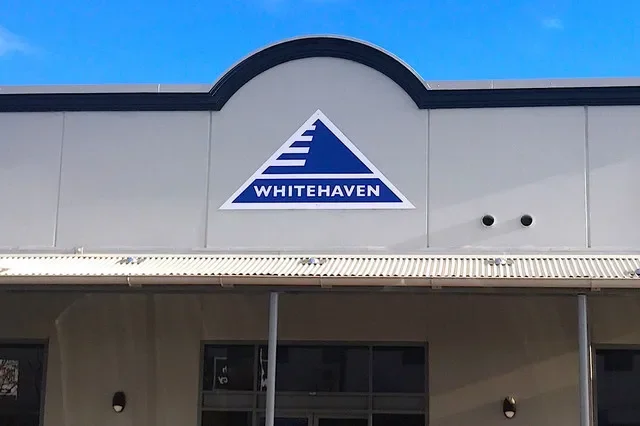شعار أكبر شركة تعدين فحم مستقلة في أستراليا Whitehaven Coal Ltd معروض على مبنى مكاتبها الواقع في بلدة غنيداه شمال غرب نيو ساوث ويلز في أستراليا، 15 أغسطس 2017. رويترز/ديفيد غراي