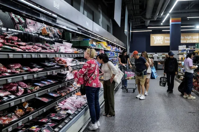 FILE PHOTO: People shop for groceries in New York City, U.S., August 26, 2026. REUTERS/Jeenah Moon/File Photo/File Photo