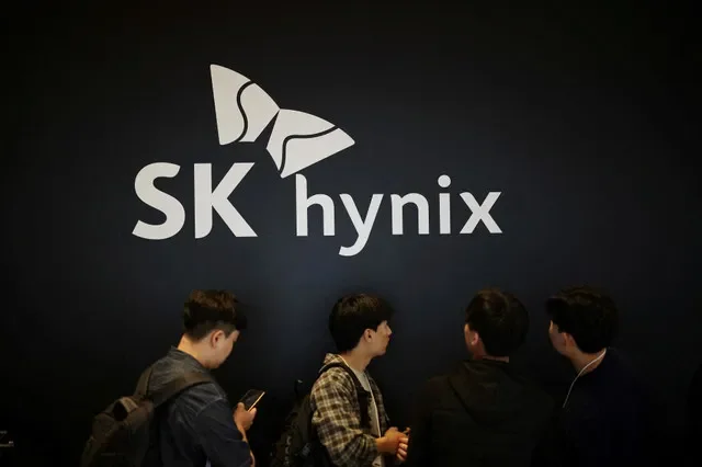 FILE PHOTO: People wait in a line to experience the SK Hynix booth during the 28th Semiconductor Exhibition in Seoul, South Korea, October 16, 2026. REUTERS/Kim Hong-Ji/File Photo