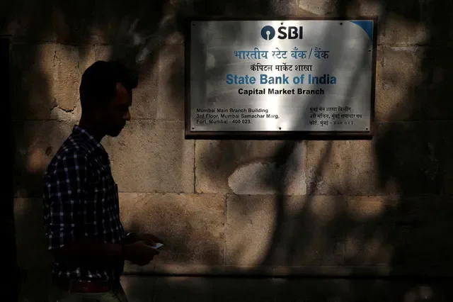資料照片:2023年4月18日,印度孟買,一名男子走過State Bank of India(SBI)總部門前展示的招牌。